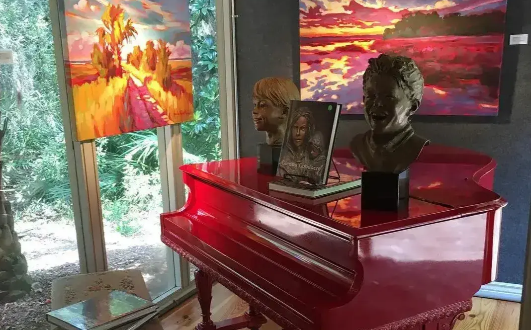 Photo by @redpianoartgallery